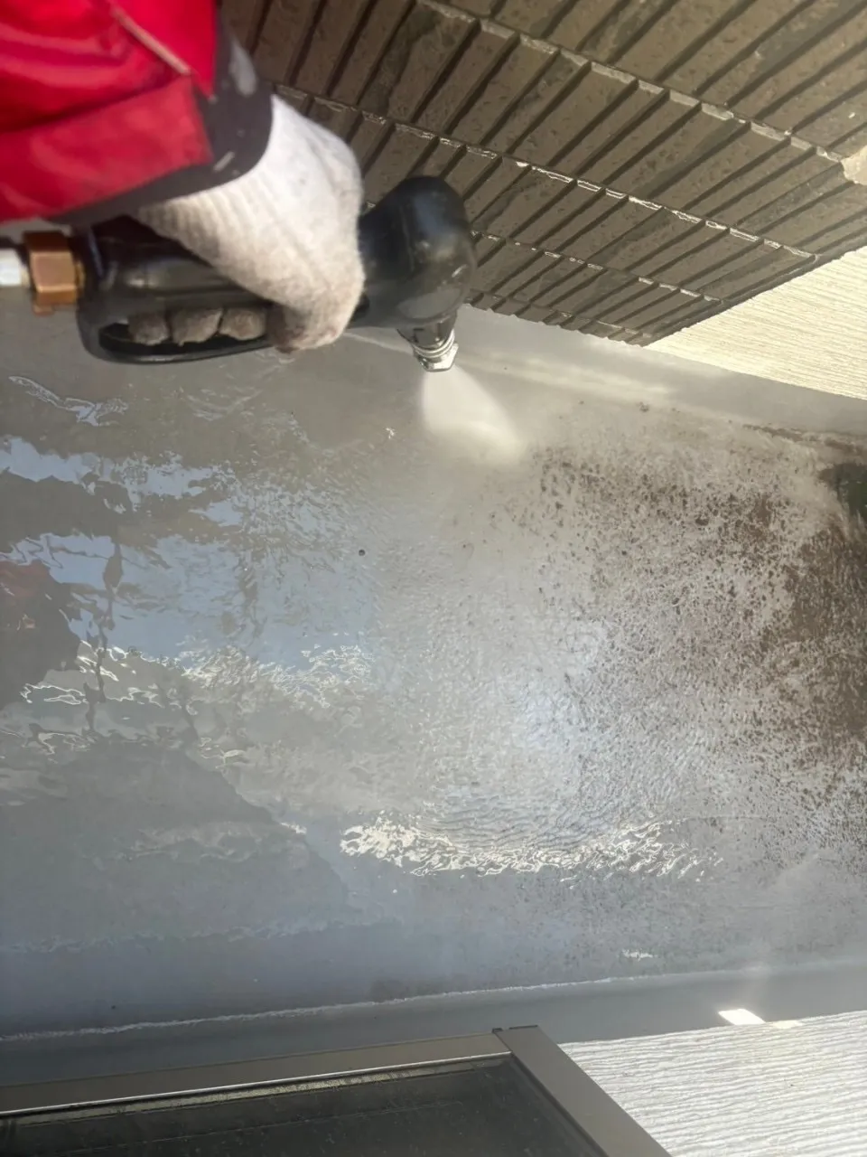 川越市で外壁塗装の施工中