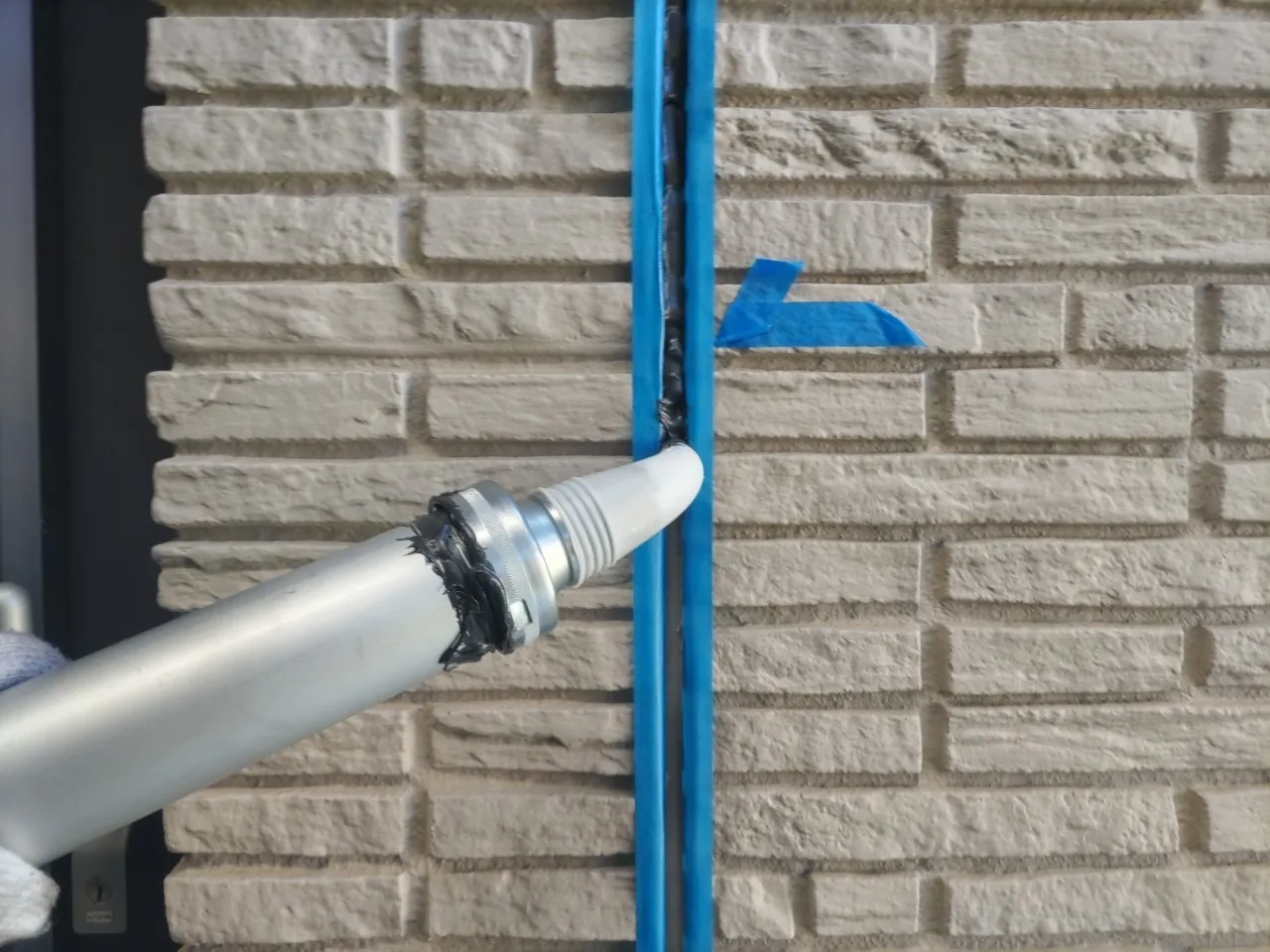 川越市にてハウスメーカーの外壁塗装施工中