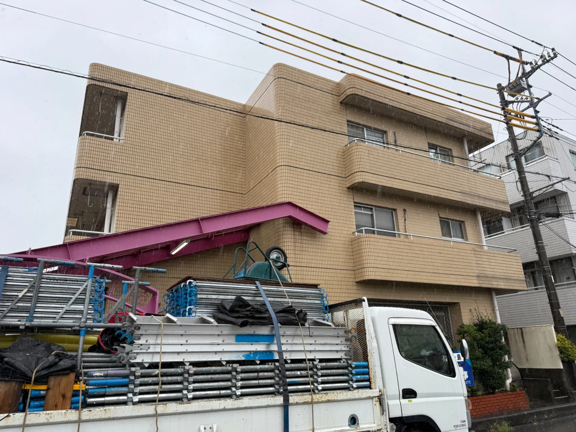 川越市で外壁塗装の現場着工です