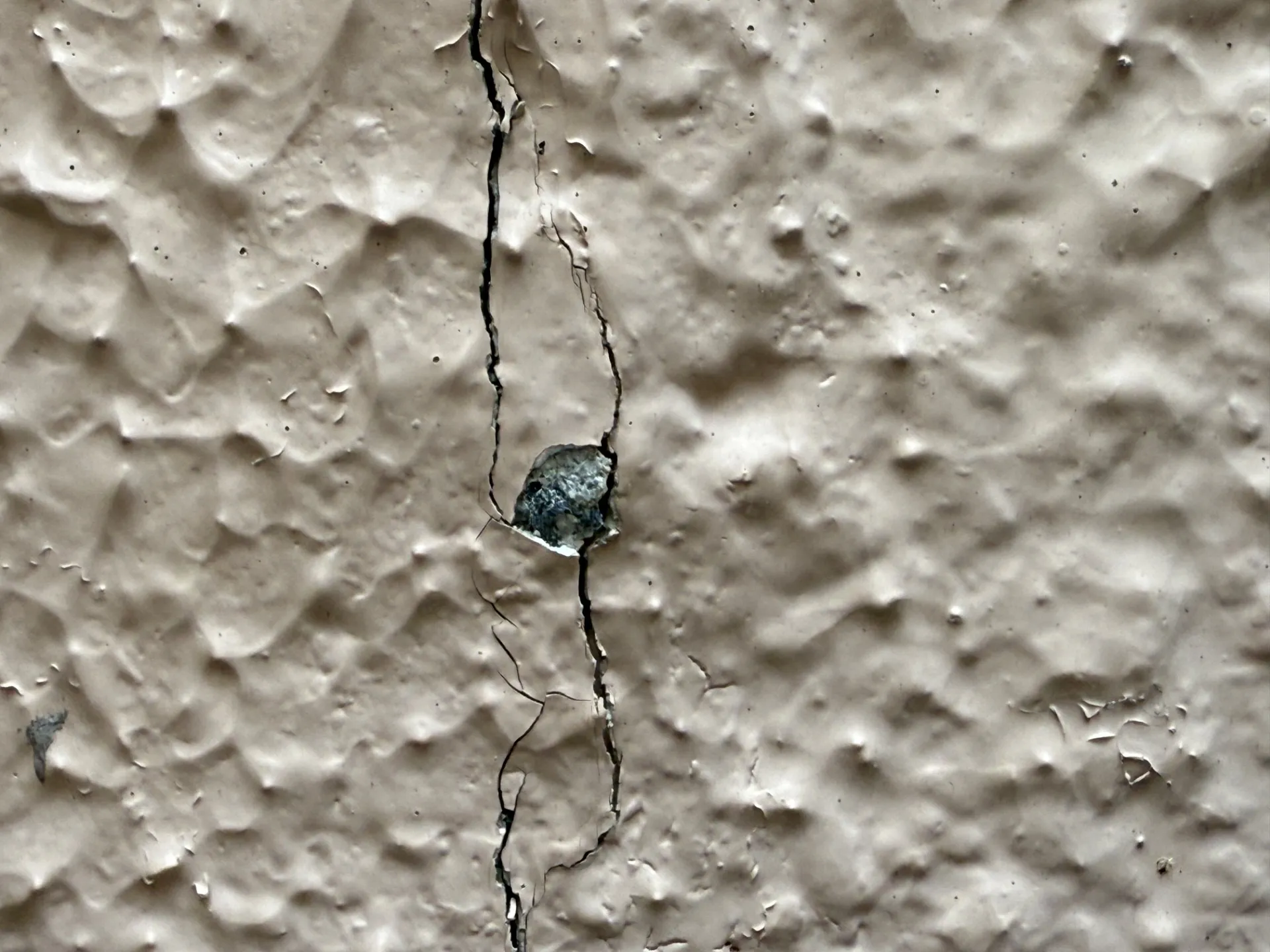 外壁塗り替えで剥がれ対策を徹底解説埼玉県川越市の補修費用や時期の目安も紹介