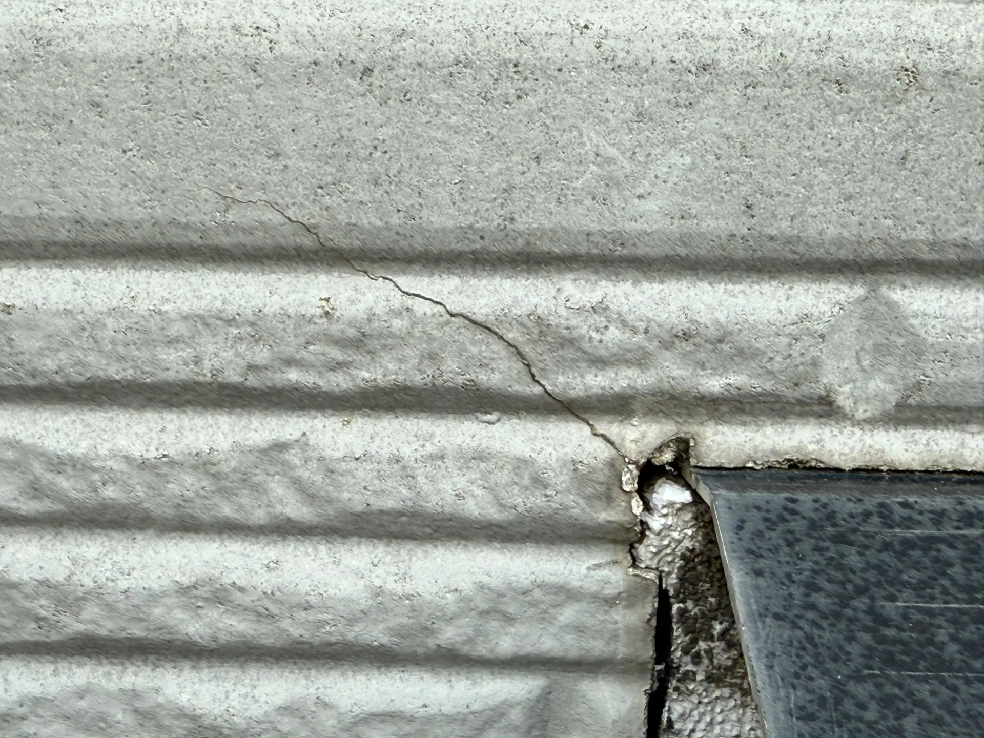 川越市にて外壁屋根塗装の調査を行いました