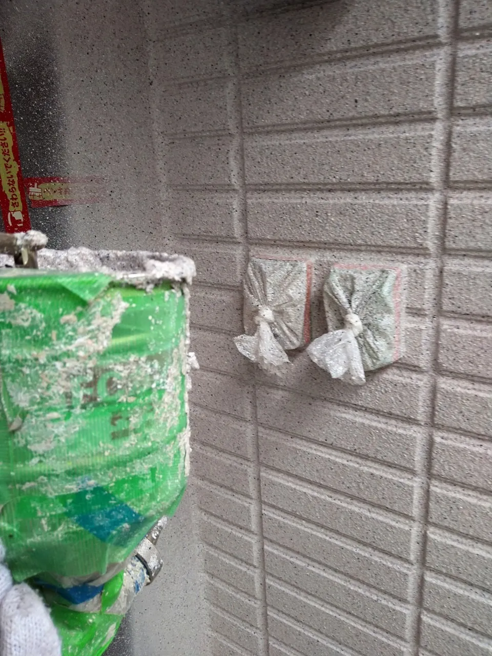 吹き付け作業中