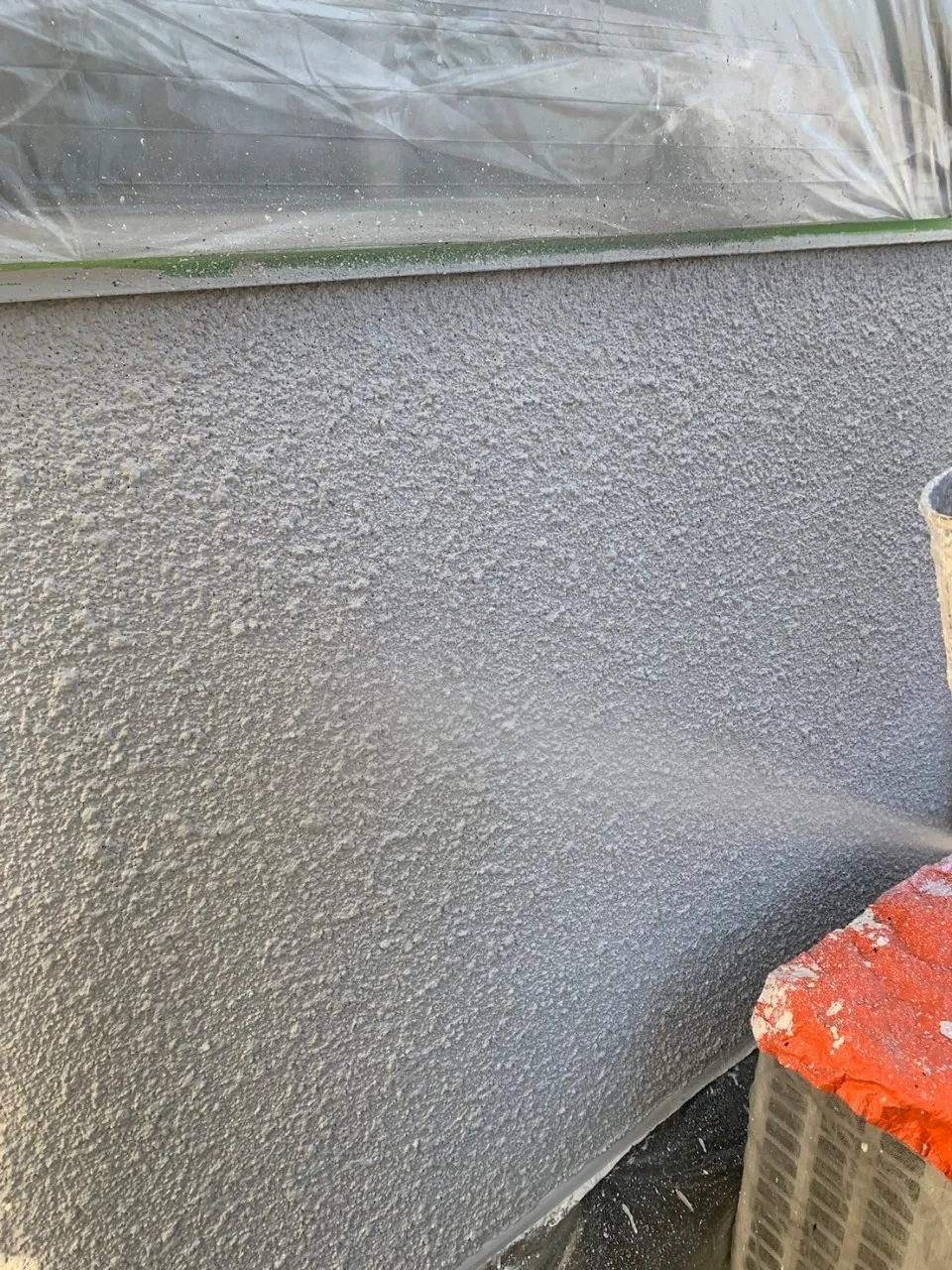 吹き付け作業中