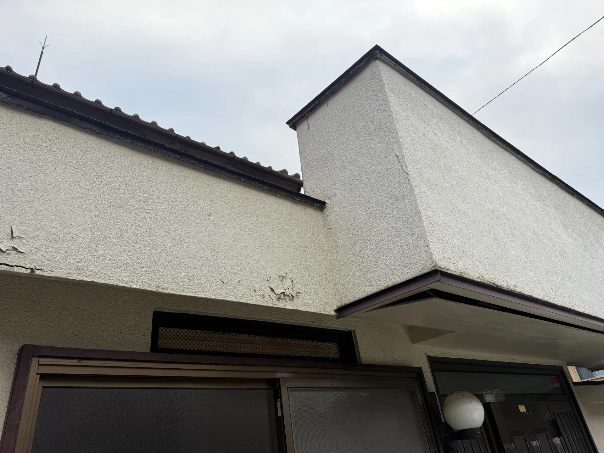 飯能市にて外壁塗装と葺き替え工事の調査を行いました。