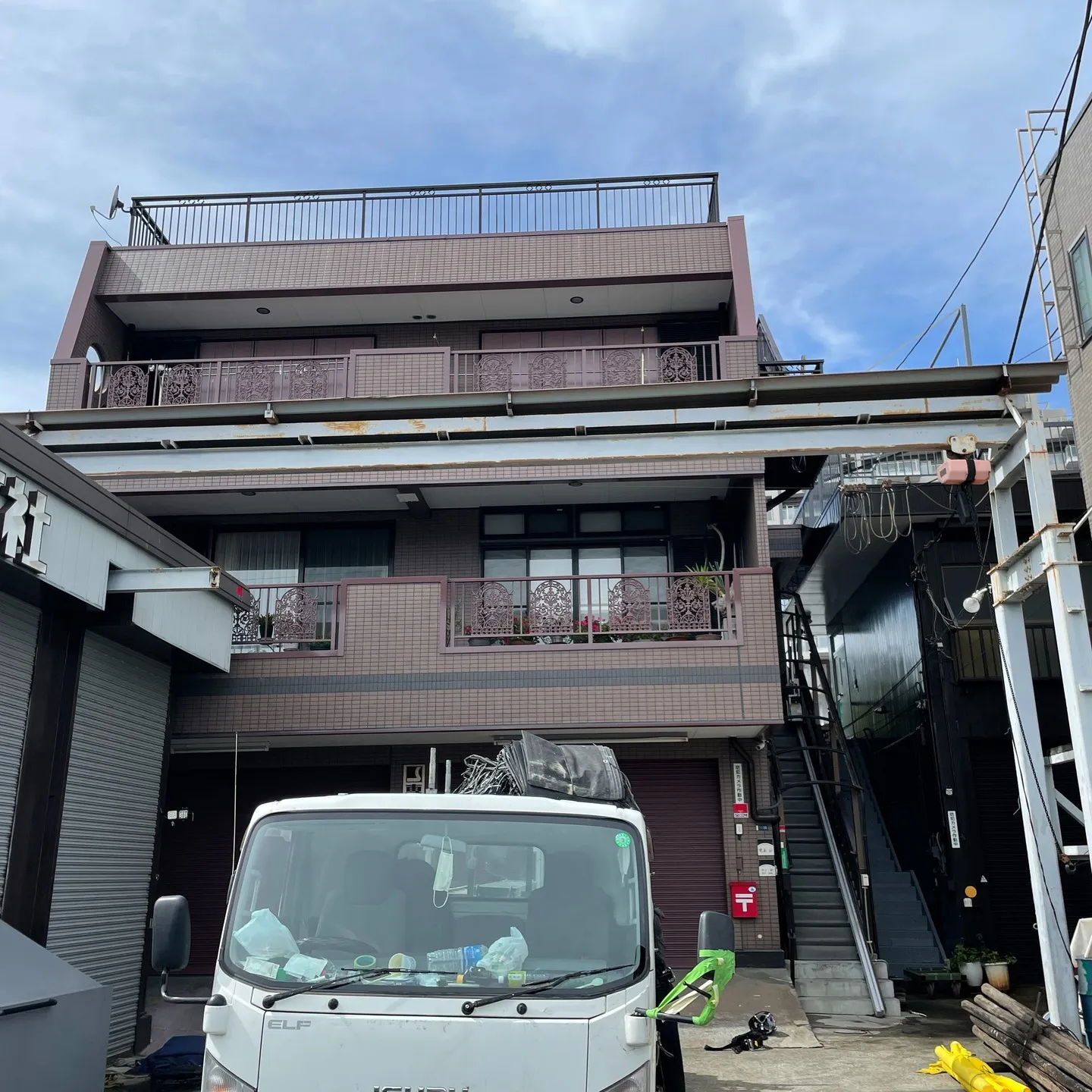 先日、さいたま市にて🏠外壁塗装を行いました！今回の建物はタイ...